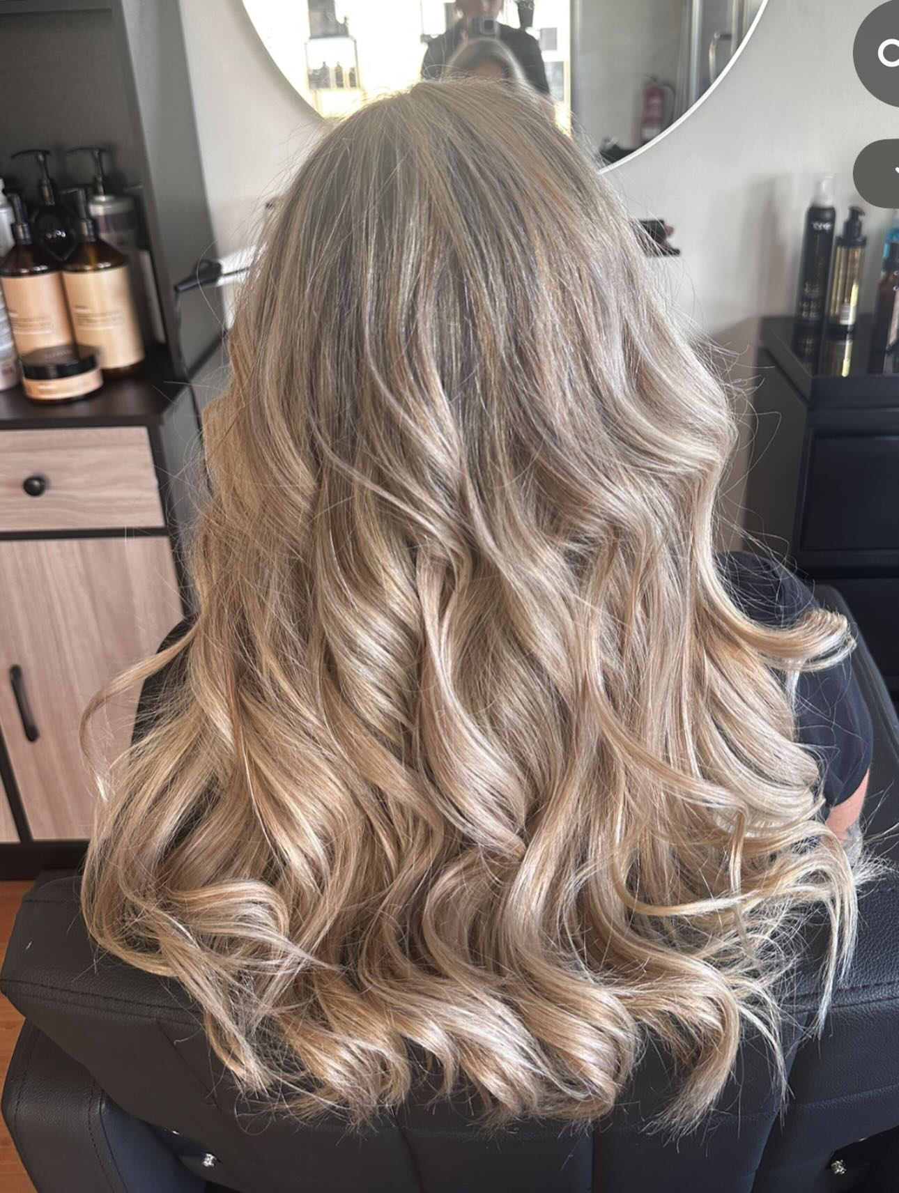 Qué cambio! 😍 Mechas frías para conseguir un rubio más elegante, luminoso y con un acabado