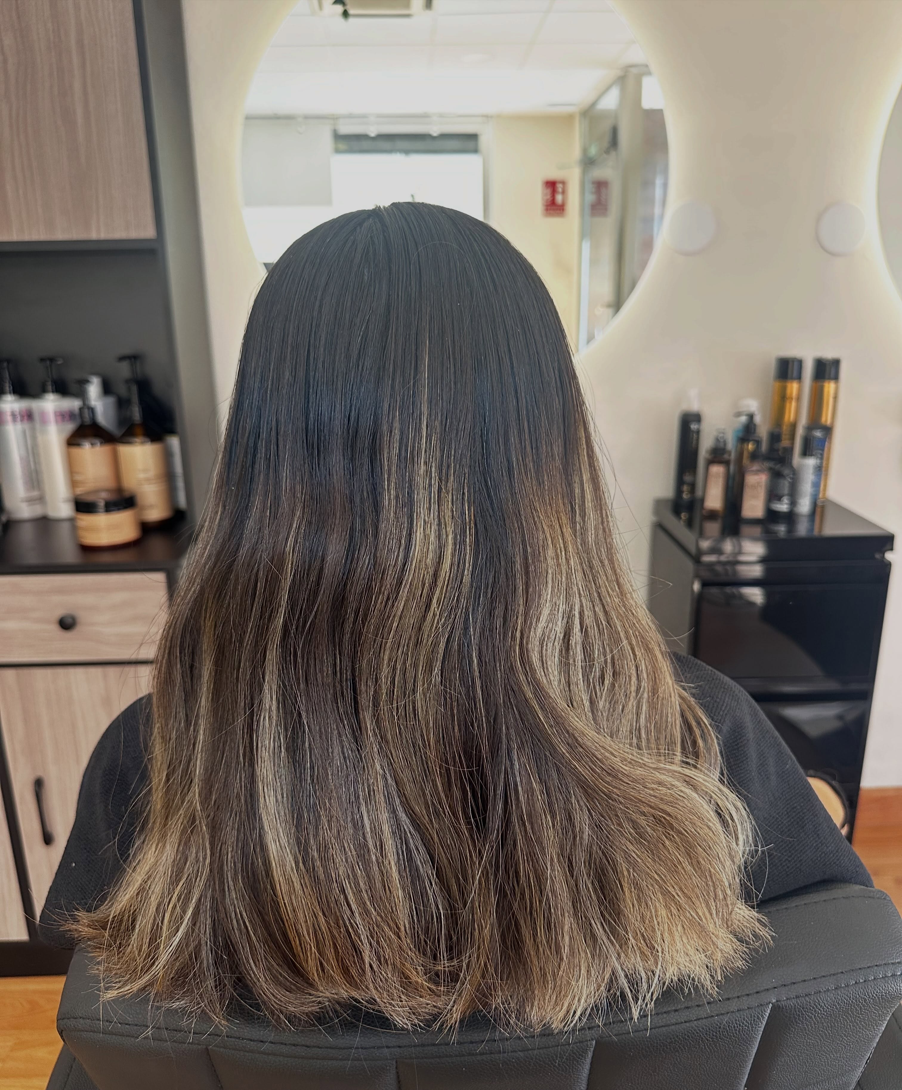 Tremendo cambio ✨ De un cabello apagado a una melena con luz, movimiento y un tono mucho m